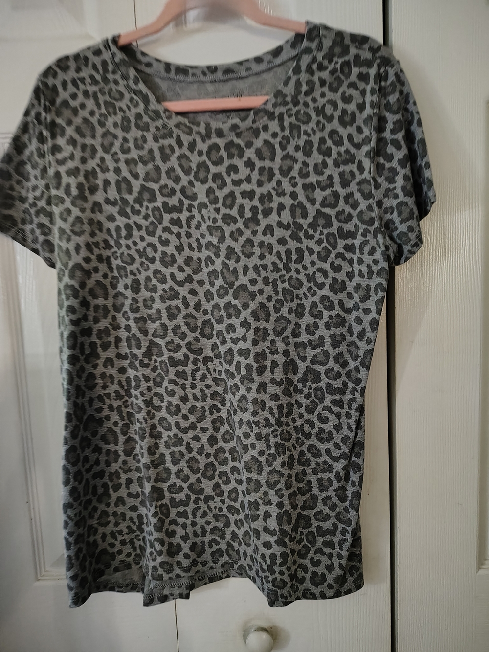 Zoe + Liv Gray Leopard Print Short Sleeve Tee